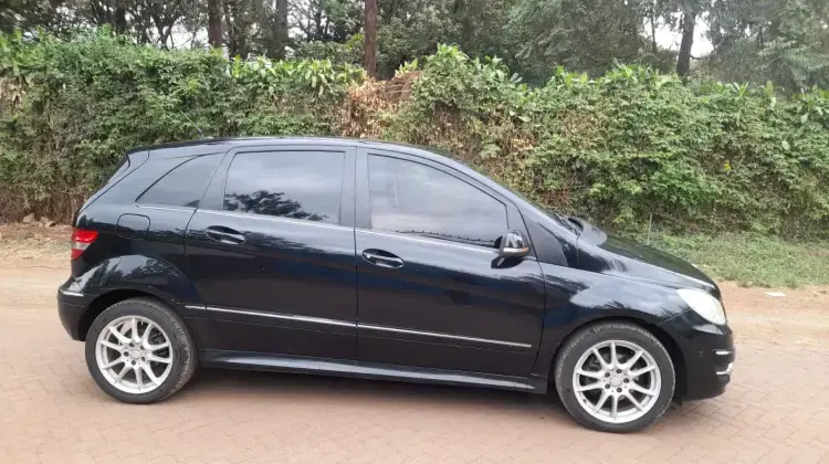 Mercedes-Benz B 180
