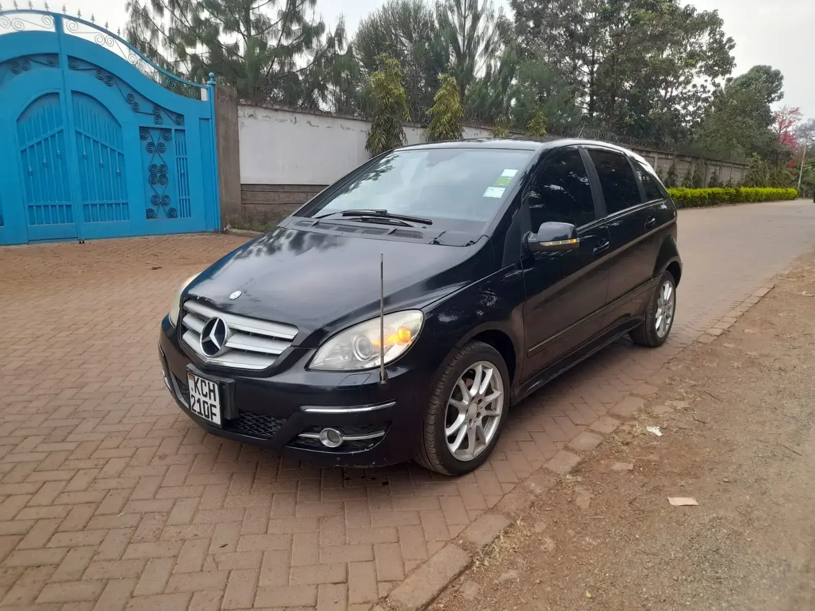 Mercedes-Benz B 180