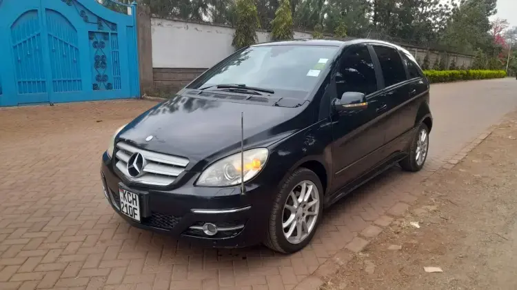 Mercedes-Benz B 180